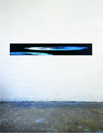 Nauman (blue) . 1999 . 28 x 250 cm . Öl auf Aluminium