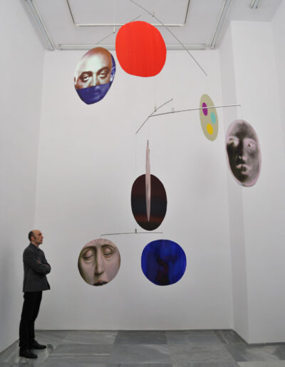 Some Studies for Figures at the Base of a ... . 2011 . 8 Teile . 450 x 350 x 350 cm . Öl auf Aluminium